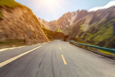 Dağların arasından geçen yol.