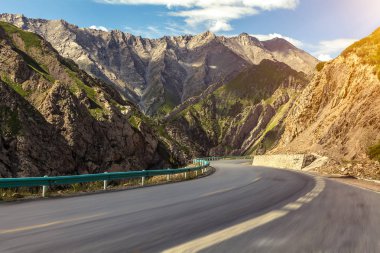 Dağların arasından geçen yol.