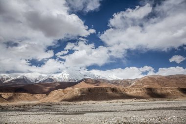 Pamir Yaylası dağda kar