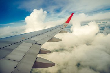 Bulutların üzerinde uçak