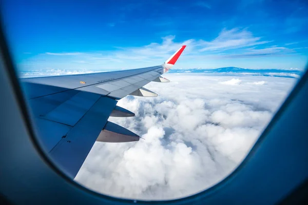 구름에 비행기 — 스톡 사진