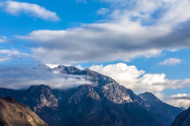 Çin'de mavi gökyüzü altında dağ