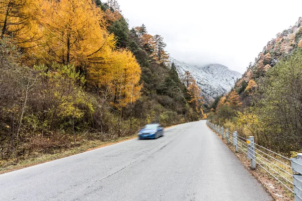 Straße durch den Berg im Herbst in China — Stockfoto