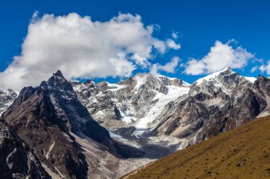 Tibet Himalaya'da kar dağları