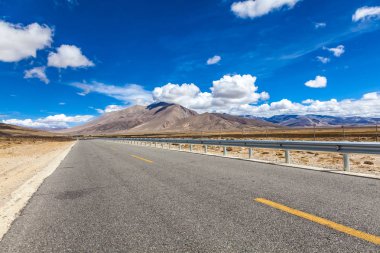 Himalaya dağları Tibet platosu üzerinde yol
