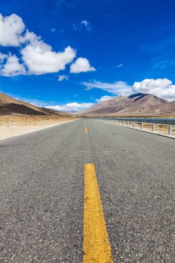 Himalaya dağları Tibet platosu üzerinde yol
