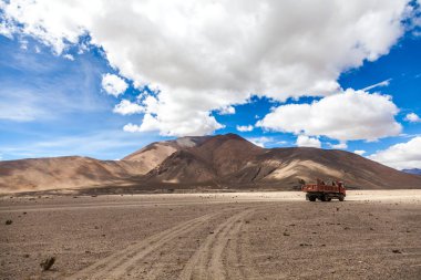 Tibet gobi kamyon sürüş