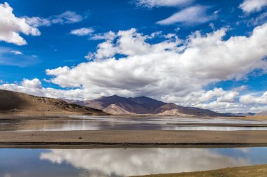 Tibet Himalaya dağlarında nehir