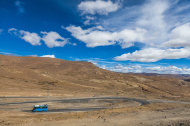 Tibet dağ sürüş otobüs