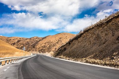 Tibet Çin platosu otlak üzerinden yol