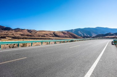 Çin'de dağ yoluyla yol