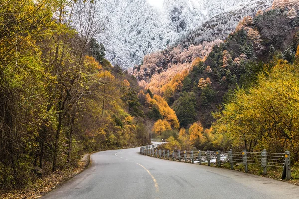 中国の秋に山を通る道 — ストック写真