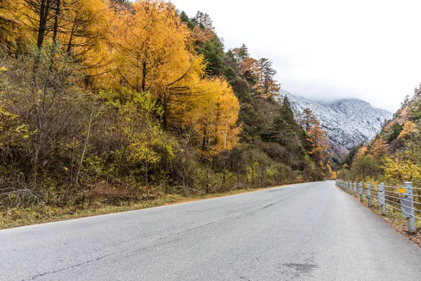 Straße durch den Berg im Herbst in China — Stockfoto