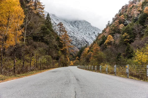 Estrada através da montanha no outono na China — Fotografia de Stock