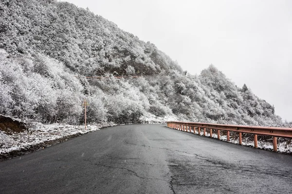 山の上の雪を通る道 — ストック写真