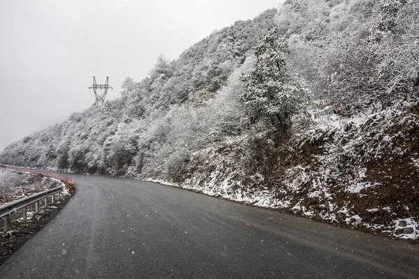 山の上の雪を通る道 — ストック写真