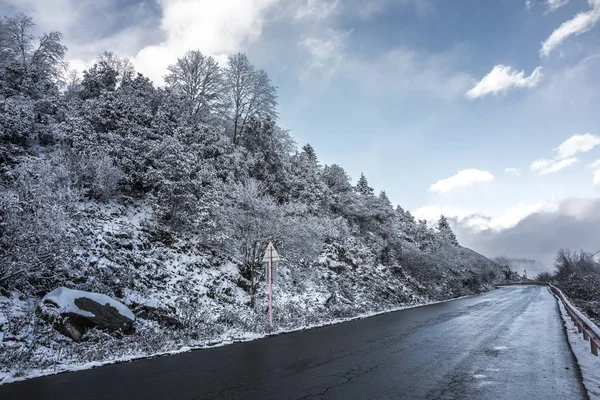 Droga przez śnieg nad górami — Zdjęcie stockowe