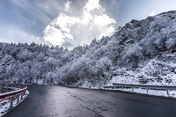 Straße durch Schnee über Berge — Stockfoto