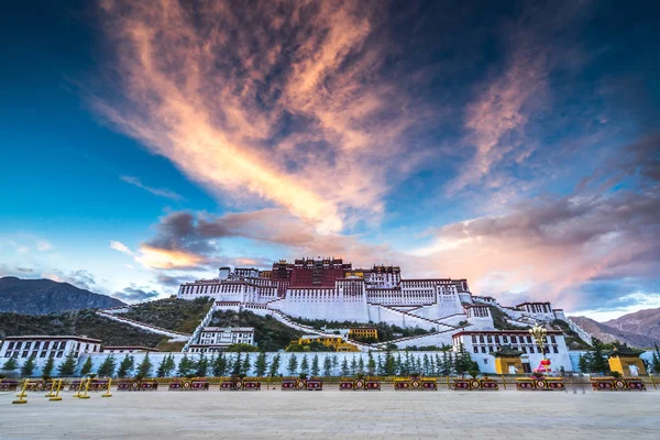 Potala-palota a kínai Tibetben — Stock Fotó