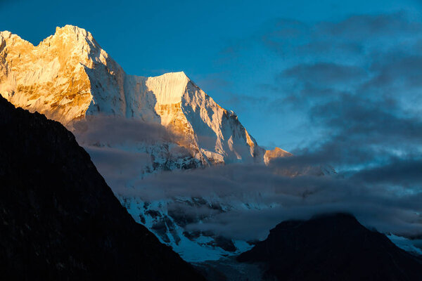 закрыть снежную гору на восходе солнца в Гималаях Тибета
