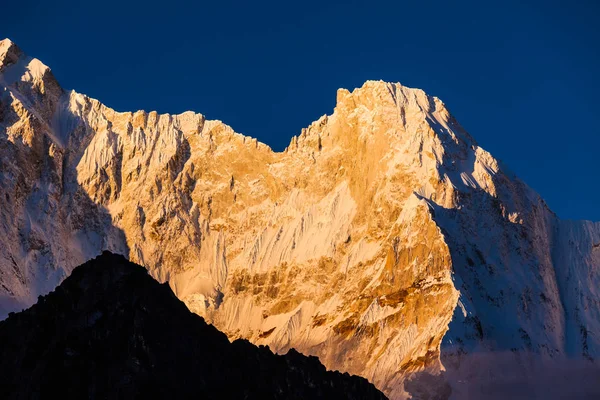 チベットのヒマラヤ山の日の出に雪山を閉じる — ストック写真