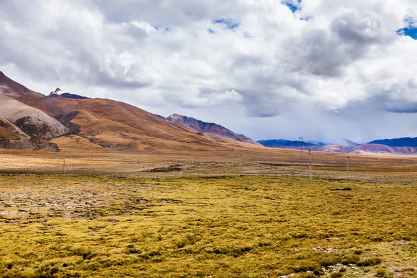 히말라야 산맥의 녹색 계곡 — 스톡 사진