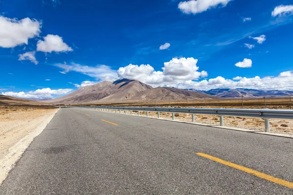 Camino en la meseta de las montañas del Himalaya Tíbet — Foto de Stock