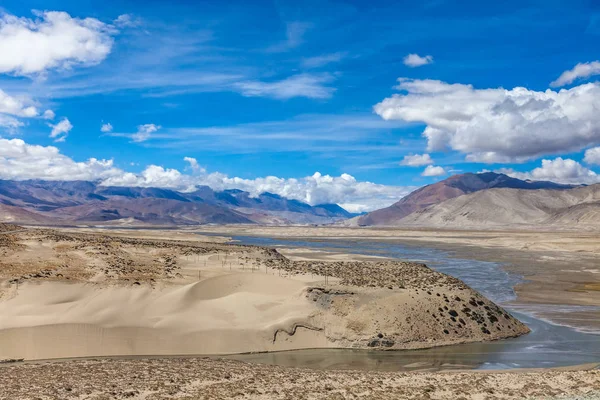 Rivière dans les montagnes Himalaya du Tibet — Photo