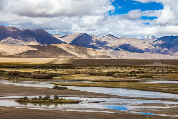 Rivière dans les montagnes Himalaya du Tibet — Photo