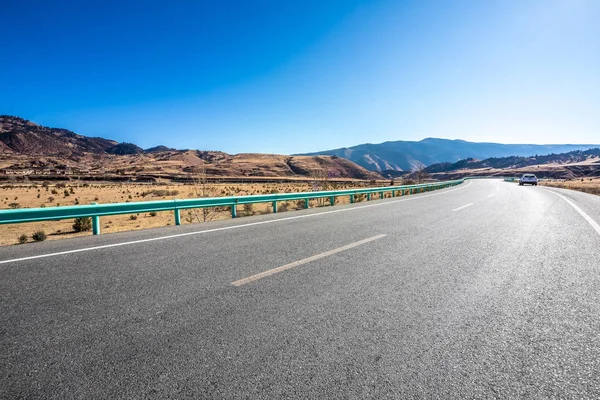 Camino a través de la montaña en China — Foto de Stock