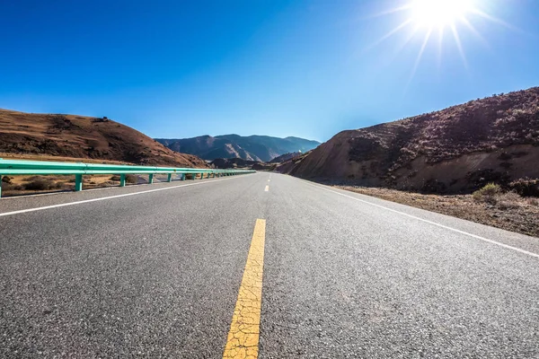 Camino a través de la montaña en China — Foto de Stock