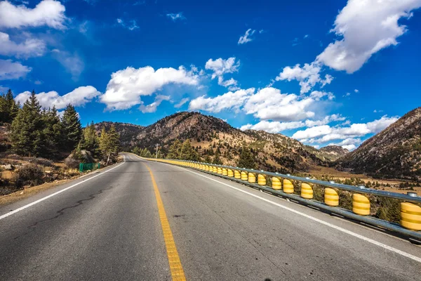 Camino a través de la montaña en China — Foto de Stock