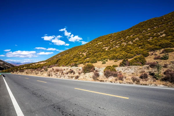 Camino a través de la montaña en China — Foto de Stock