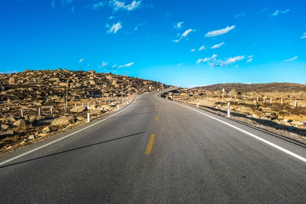 Weg door de bergen in China — Stockfoto