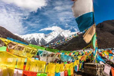 Çin'de kar dağı altında dua bayrağı