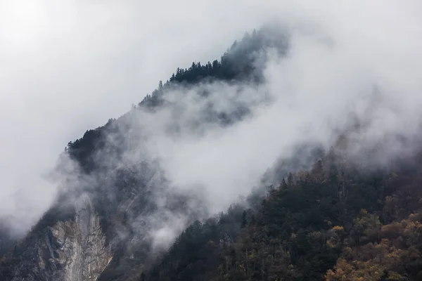 Βουνό στην ομίχλη στην Κίνα — Φωτογραφία Αρχείου