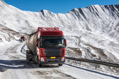 kışın dağda yokuş yukarı sürüş kamyon