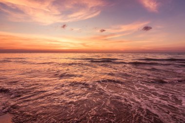 Tayland kıyı şeridinde güzel gün batımı