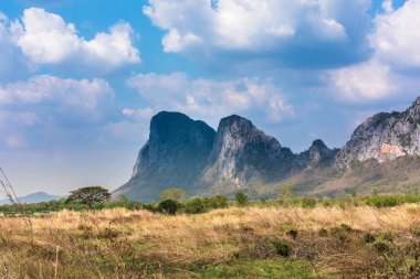 Tayland mavi gökyüzü altında alanları