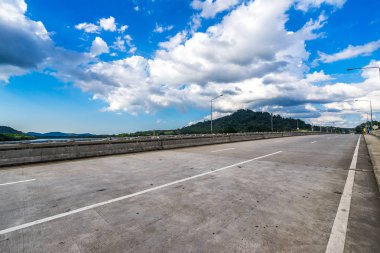 Tayland mavi gökyüzü altında köprü