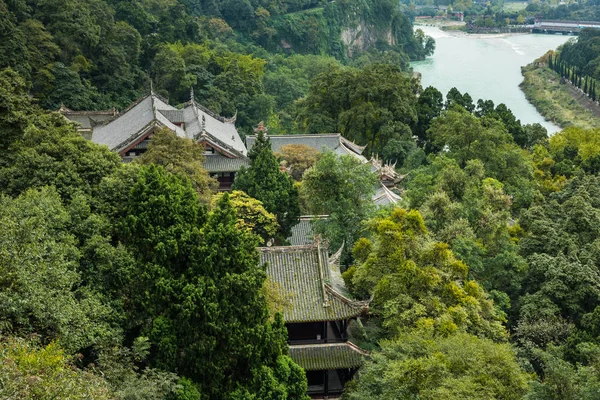 Templo en la cumbre de la mirada de montaña en China —  Fotos de Stock