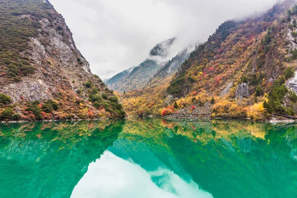 중국의 가을에 산과 호수 — 스톡 사진
