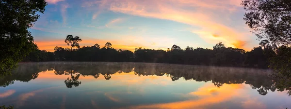 Lake at sunrise on mountain — Stock Photo, Image