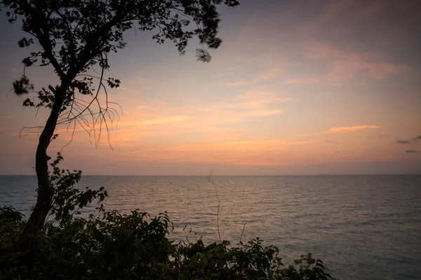 Prachtige zonsondergang op zee in Thailand — Stockfoto