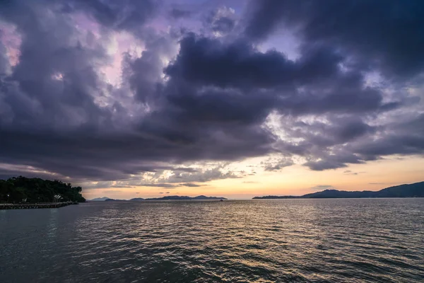 Prachtige zonsondergang op zee in Thailand — Stockfoto