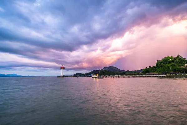 Bellissimo tramonto sul mare in Thailandia — Foto Stock