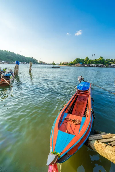 Pier aan de kustlijn in Thailand — Stockfoto