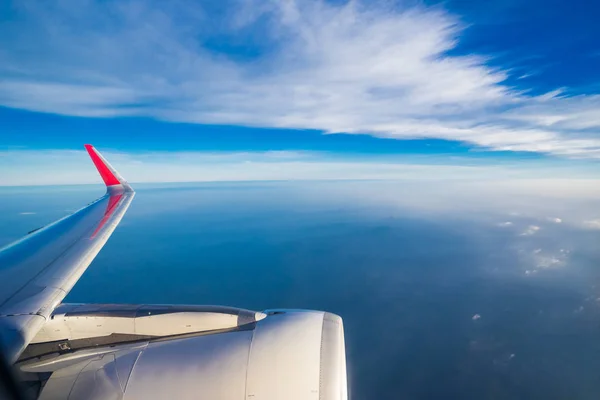 Ciel nuageux forme avion fenêtre dans l'air — Photo