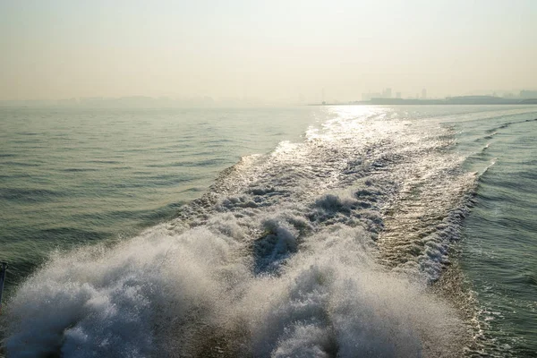 Spruzzi d'acqua a coda di nave in mare — Foto Stock