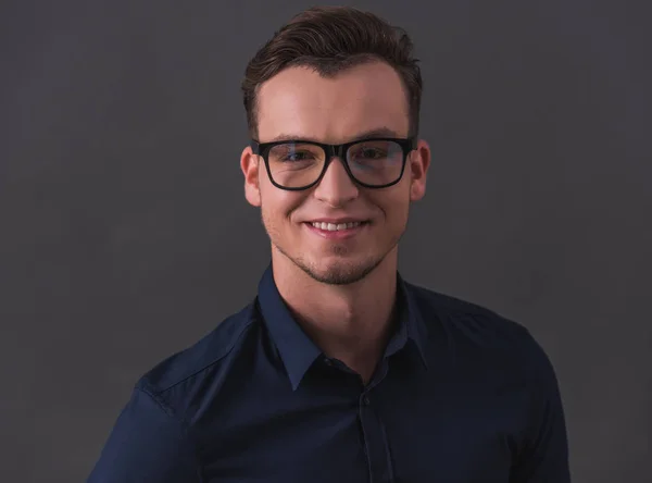 Guapo Joven Hombre Negocios Gafas Está Mirando Cámara Sonriendo Sobre — Foto de Stock